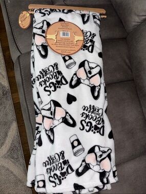 Wags n Wiggles | Other | Plush Throw Blanket White With Pink Accents ...